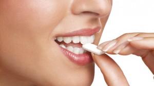 Mastigar pastilha elástica evita que roas as unhas em momentos de mais ansiedade 