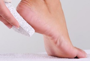Esfolia os teus pés com regularidade a fim de evitar as calosidades