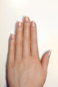 Passo 1 - "Modern Half-Moon Manicure"