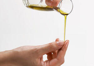 O azeite é um dos ingredientes que podes usar num tratamento para unhas
